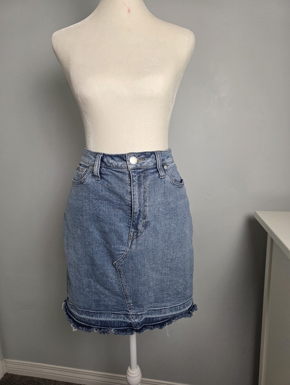 ON 34TH Medium Wash High Rise Denim Mini Skirt Size 6/28 Raw Hem